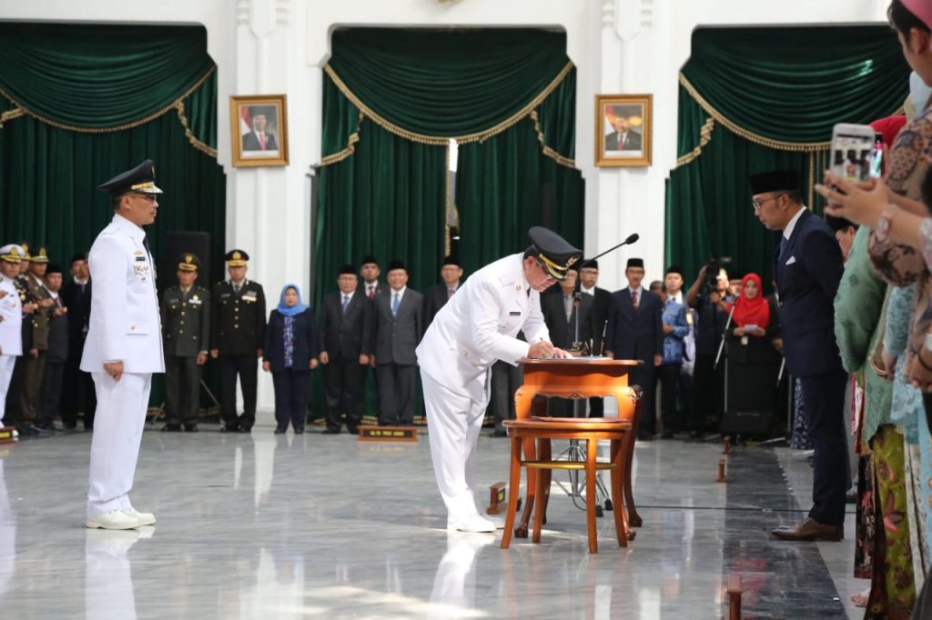 Gubernur Jawa Barat Lantik Bupati dan Wakil Bupati Cirebon ...